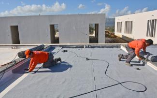 Protection Mat TSM 32, overlapped, was the first layer to be installed onto the root-resistant waterproof membrane. © egreen / ZinCo Protection Mat TSM 32 is being installed